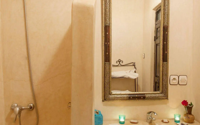 Dar Kamar Zamane - Adults Only