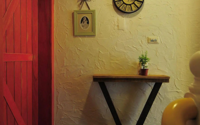 Antique's home