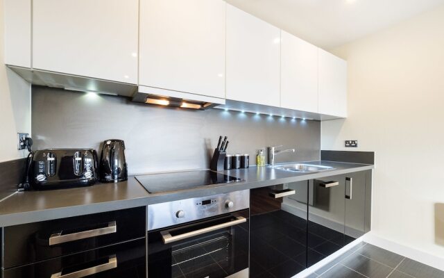 Deluxe Kennet Island Apartment