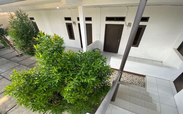 OYO Life 93154 White Kos Jenggala