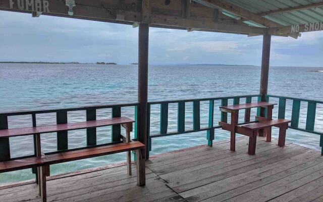 Private Ocean-Front Cabin with private bathroom on San Blas Island