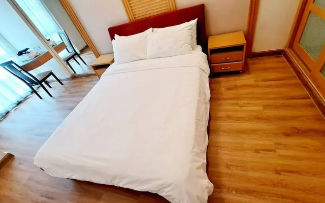 5B - 2 Bedroom Downtown Apartment With Shared Pool