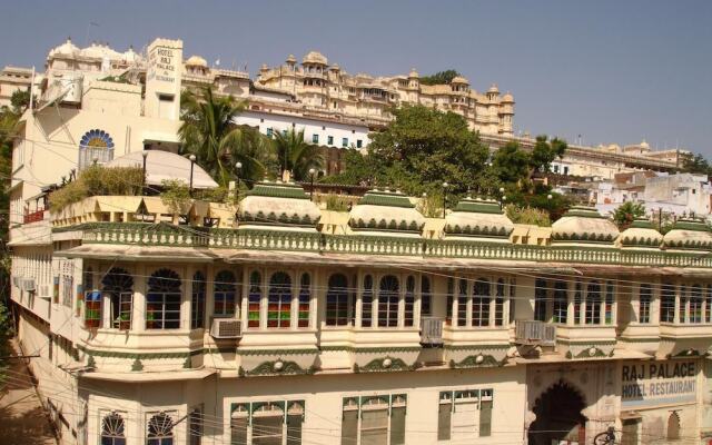Hotel Raj Niwas