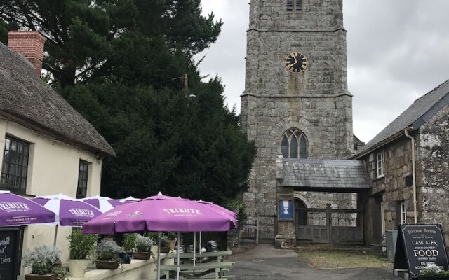 Drewe Arms Bunk Rooms & Church Cottage