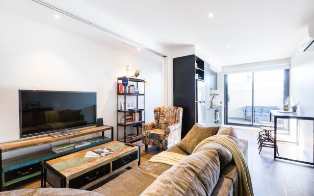 MAXINE, 1BDR Collingwood Apartment
