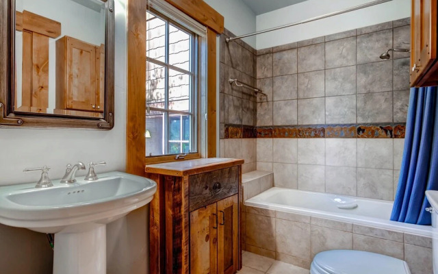 Hatari Lodge 5 Bedroom Home by RedAwning