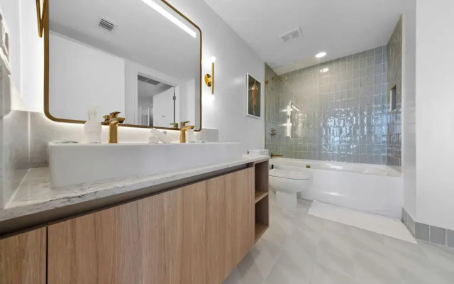 Skyline Retreat Chic 1-BR with City View