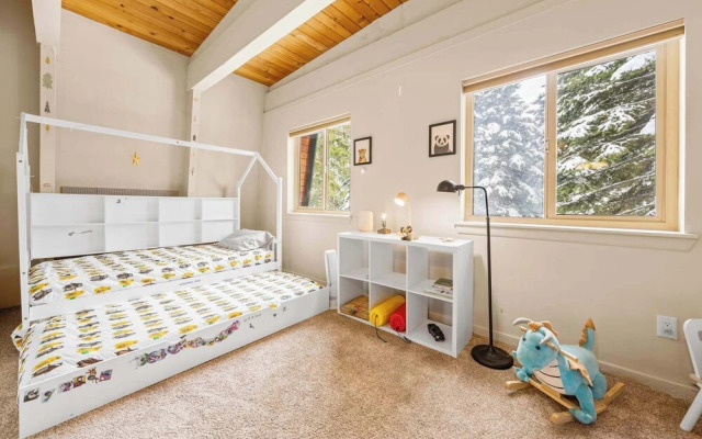 Tahoe City Retreat For 8!