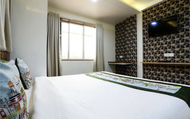 OYO 10677 Hotel Monarch Guestline