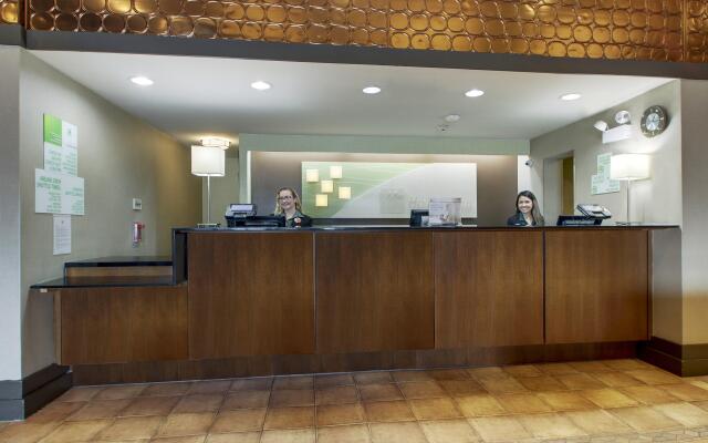 Holiday Inn Westbury - Long Island, an IHG Hotel