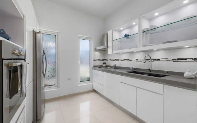 Modern Spacious 4br3ba w Pool Close to Beach