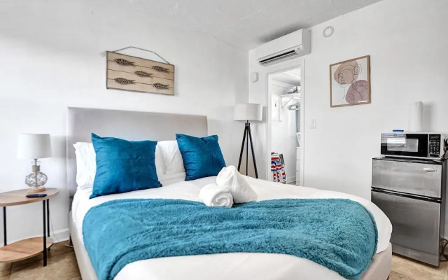 Waves on Desoto Beautiful Studio 7