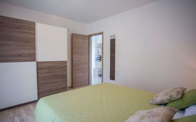 Modern Apartment in Kastel Stafilic With Fenced Garden