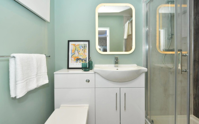 Antrobus Deluxe Apartments by YourStays