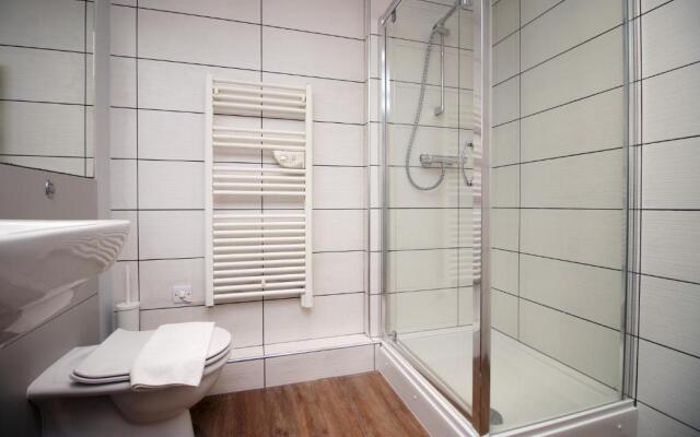 Violet's Corner Luxury Apartment by StayStaycations