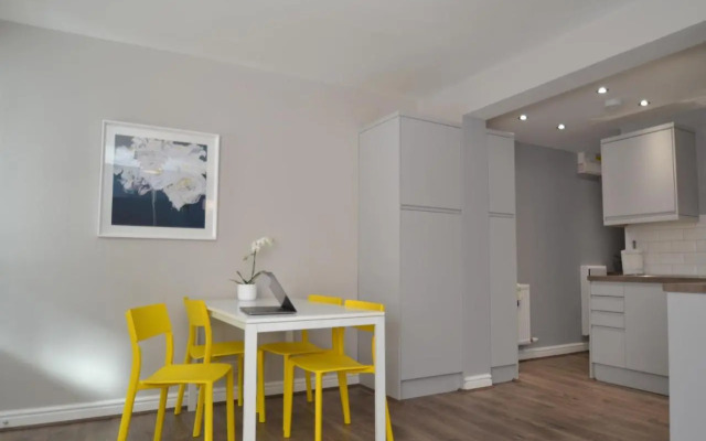 Charming 1 Bed Riverside Apartment