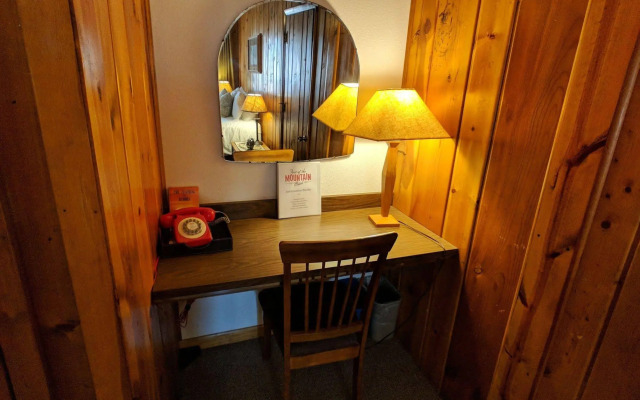 Foot of the Mountain Motel