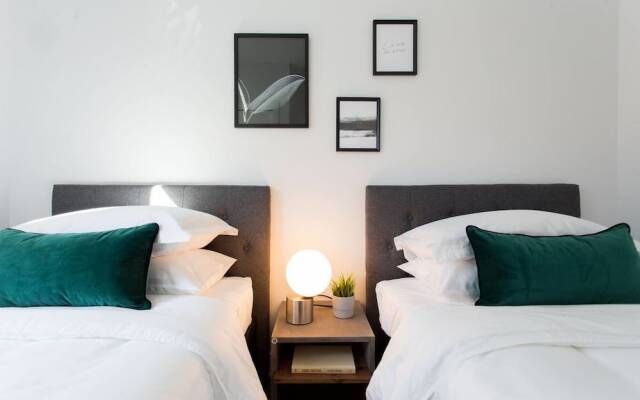 Brand New 3 Bedroom With Rooftop Patio