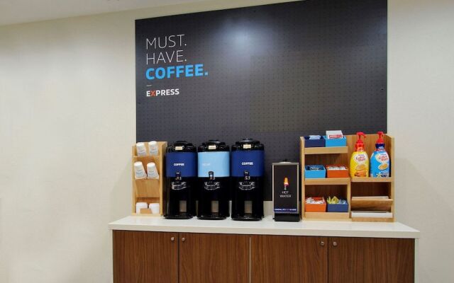 Holiday Inn Express And Suites Toronto Airport Sou