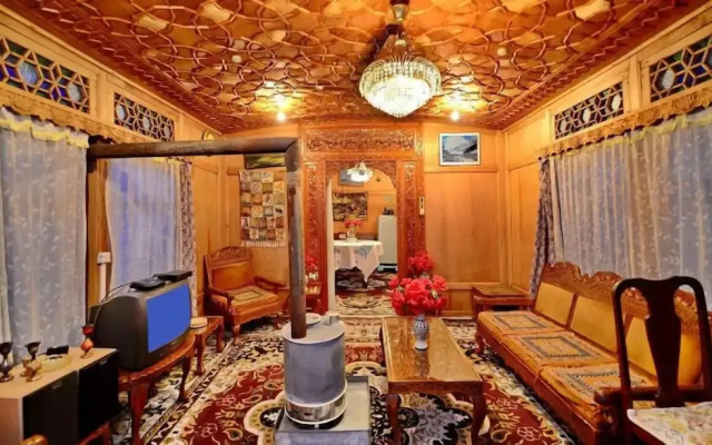 Golden Crest Houseboats
