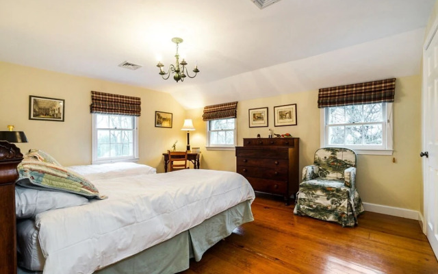 Bedford Big House w Heated Pool & Hot Tub on 4 Acres! Perfect Place to Social Distance and Stay Safe. Super-host Support, Check out our Reviews!