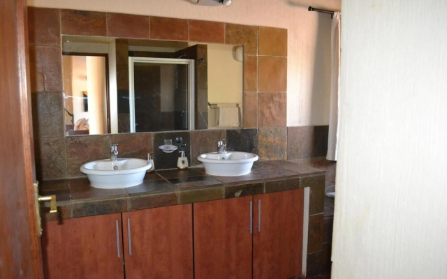 Makhato 84 Bush Lodge