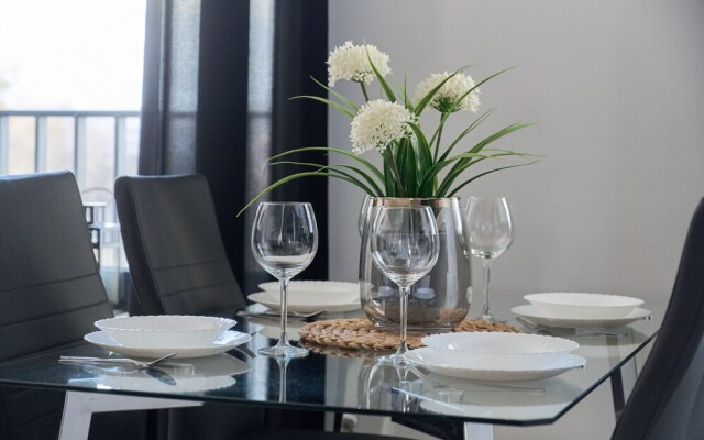 Stylish & Spacious Apartment by Renters