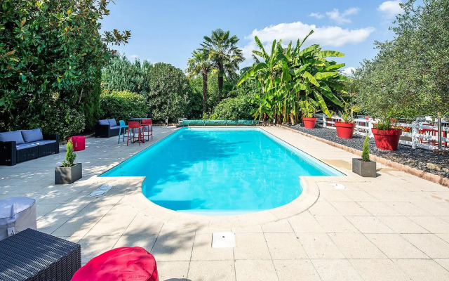 Carre Pau Airport Hotel
