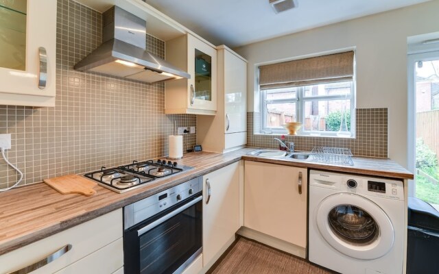 Charming 2-bed House in Middleton Manchester