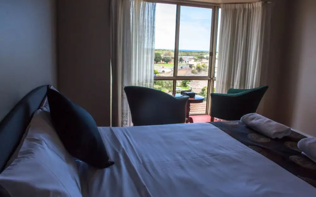 Blue Whale Motor Inn & Apartments