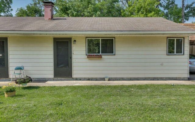 Cozy Youngstown Apartment w/ Central A/C + Heating