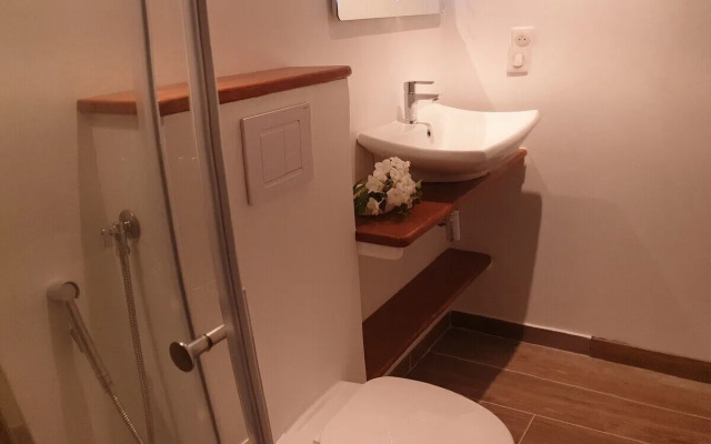 Moana Breeze Eco Lodge