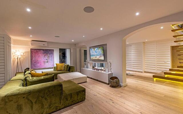 Clifton YOLO Spaces – Clifton Private Beach Villa