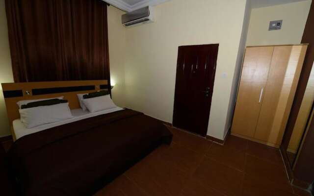 Momak 1 Hotel & Suites