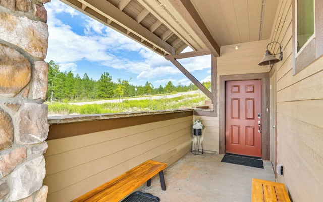 2 Mi to Dtwn & Nau: Flagstaff Condo w/ Patio!