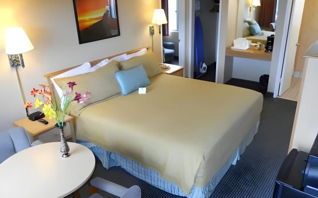 Harbor Inn & Suites