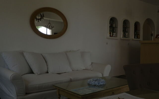 Adonis Hotel Studios & Apartments