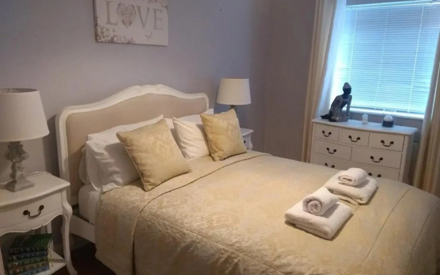 Three Bedroom Apartment by Beautiful Park