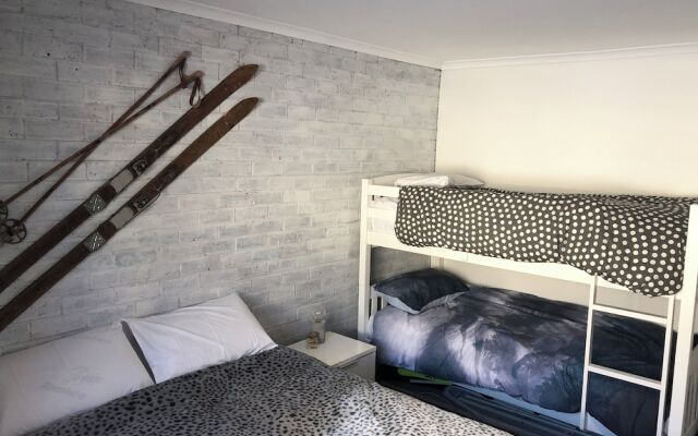1 Bedroom Lawlers 24