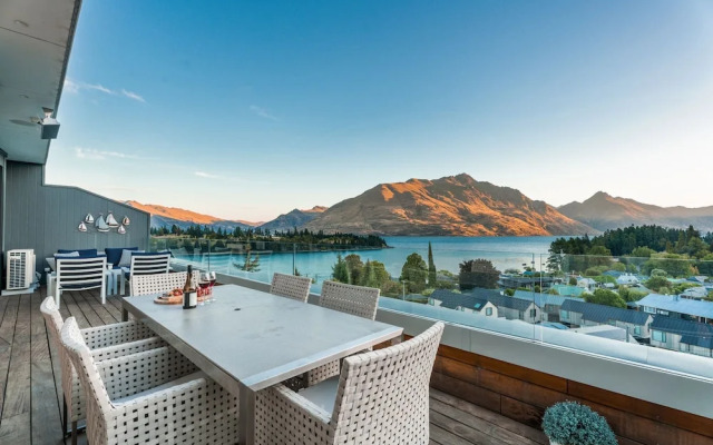 Chic Central Penthouse & Spa by Staysouth