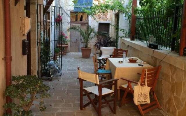 Linda's Convent House and Courtyard