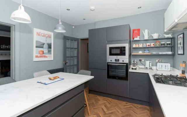 Beautiful & Bright 2BD Flat - Haymarket