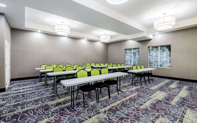 La Quinta Inn & Suites by Wyndham DFW Airport West - Bedford