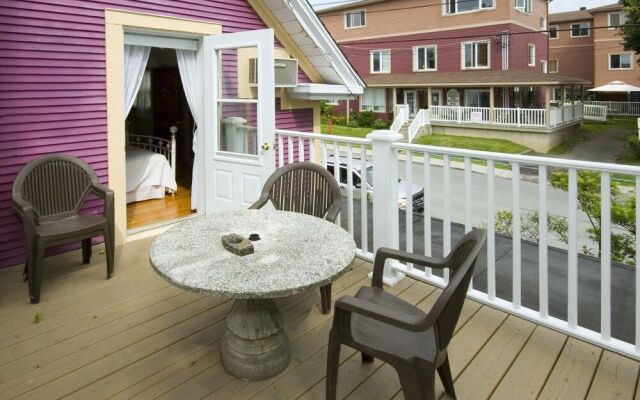 Une Fleur au Bord de l'Eau