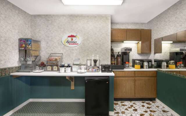 Super 8 by Wyndham Taylorville IL