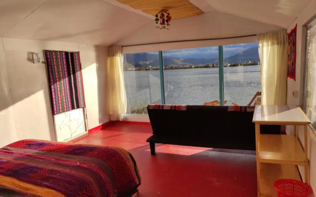 Uros Quechua Lodge