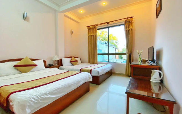 Gold Night Hotel
