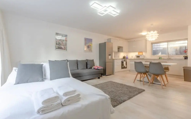 Kensington Gardens 2 Bedroom Flat With a Balcony