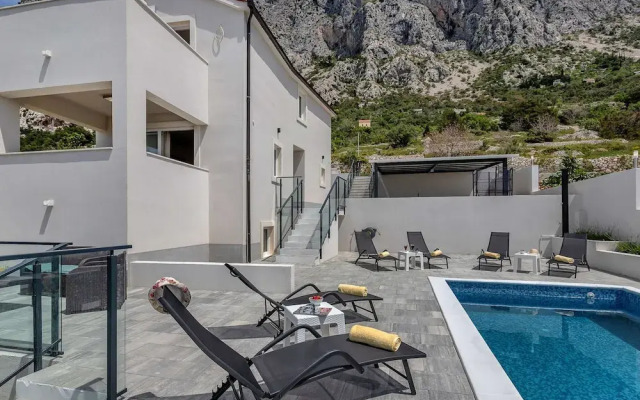 Stunning Villa in Drasnice With Private Pool