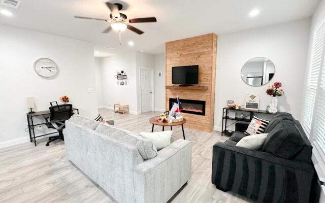 LakeDallasPoolHouse GREAT memories, near LAKE!